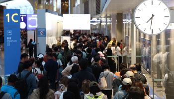 하늘길 열리고 지갑도 활짝…해외여행 결제 ‘사상최고’