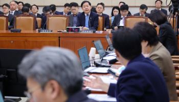 "액상형 전자담배도 담배 규제"…개정안, 법사위 통과