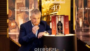 발렌타인 40년 ‘더 모먼트’ 공개 즉시 완판…“한국 시장 10병 배정”
