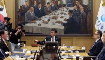 부동산 과열·환율 불안…한은, 4연속 금리 동결(상보)