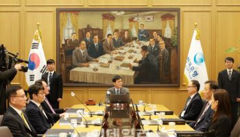 금통위, 통방문 문구 '금리인하 기조'→ '금리인하 가능성' 변경