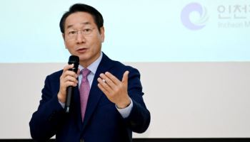 검찰 기소에 유정복 “정치 탄압”VS민주당 “사과하라”