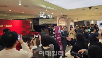 "안 마셔도 산다"…김희선 와인 사인회 열었더니