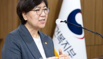 아동수당 국회 제동…정부 소급적용 카드 만지작