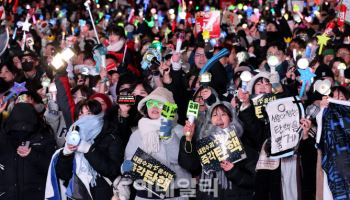 "윤 어게인" vs "내란 청산"…비상계엄 1년, 국회 앞 맞불집회