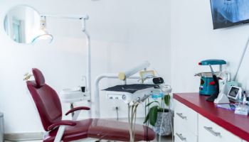 이틀 만에 퇴사한 직원에 “180만원 내라”…강남 유명치과, 결국