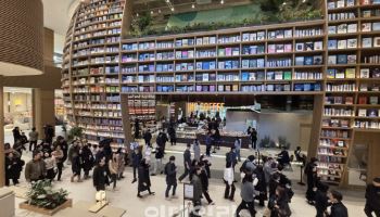 “파주에도 랜드마크 생겨” …정용진 스타필드 ‘빌리지’ 첫 출격