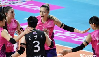 '0-2->3-2 대역전극' 흥국생명, 10연승 달리던 도로공사 제압...레베카 31점