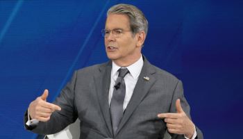 베선트, 트럼프 옆자리로 책상 옮기나…NEC 위원장 겸직 검토