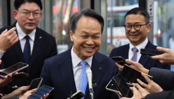 [속보] 진옥동 신한금융 회장 연임, 3년간 그룹 이끈다