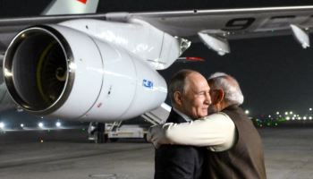 트럼프 보란듯…끌어안은 푸틴·모디