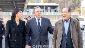 슈뢰더 전 독일총리 부부, 콜마그룹 방문…세종공장 둘러봐