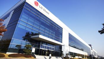 LG화학, LG엔솔 지분 활용시 9조 확보 가능…위기 극복할까