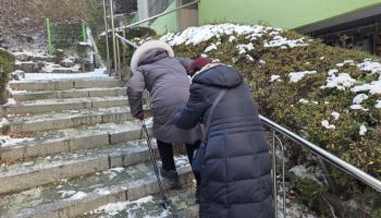 "영영 못 걸을까 봐"…요란한 첫눈에 노인들 '낙상 공포'