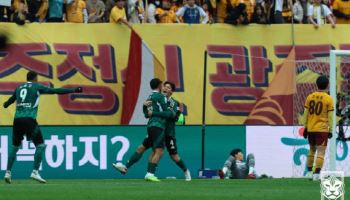 '이승우 결승 골→퇴장' 전북, 광주 꺾고 코리아컵 우승