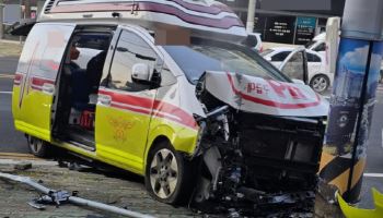 환자 태운 구급차, 전봇대에 '쾅!'…구급대원 등 4명 부상