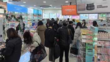 “쓸어담는 수준” 연말 다이소 명동…외국인 쇼핑 러시 ‘들썩’