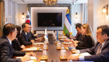 진옥동 신한금융 회장, 우즈벡 사절단 만나 금융협력 논의