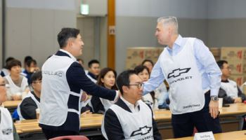 한국GM, 취약계층에 '사랑의 선물상자' 400개 전달