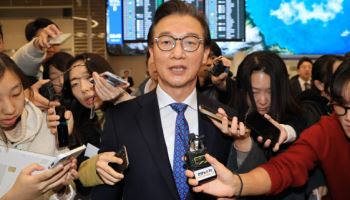 '부산 시대' 개막 앞두고 전재수 전격사의, 해양수도 '안갯속'