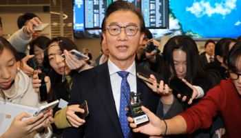 사퇴한 전재수 "해양수도권 반드시 완수해달라"
