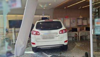 카페 돌진한 SUV..60대 '운전 부주의'