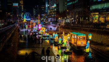 서울 겨울밤 수놓은 '빛의 향연'…청계천 ‘빛초롱축제’ 현장 가보니