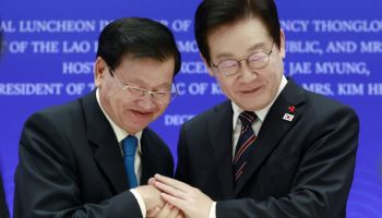 李대통령, 통룬 라오스 국가주석에 백제 금동대향로 모형 선물