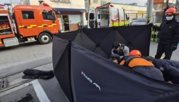 "사람 깔렸다" 시민들 달려와 SUV 차량 '번쩍'…50대 여성 구조