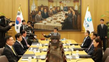 금리인하 기류 식었다…금통위, ‘동결 장기화’ 신호 시사