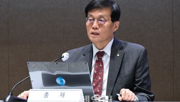 이창용 "환율, 전통적인 위기 아니지만…안심할 수 있는 수준 아냐"