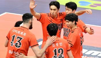 OK저축은행, 풀세트 혈투 끝에 우리카드 꺾고 3위 도약