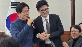 김문수, 한동훈 손 잡고 "당에서 우리 보배 자르려 해"