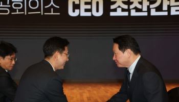 최태원 "글로벌 경쟁 판도 바뀌었다…과거 정책으론 안 돼"(종합)