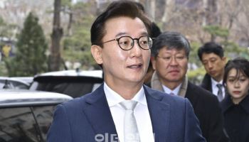 ‘통일교 금품 수수’ 전재수, 경찰 출석…“결단코 아냐”