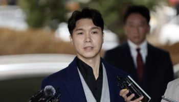 '박수홍 돈 횡령' 친형 2심서 징역 3년6개월…법정구속