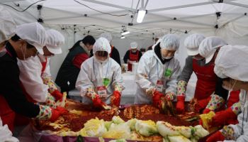 롯데마트, 취약계층에 김장김치·기프트박스 전달