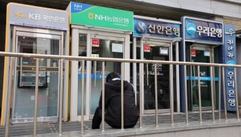 은행 창구 줄어든 빈자리, 우체국·저축은행이 메운다