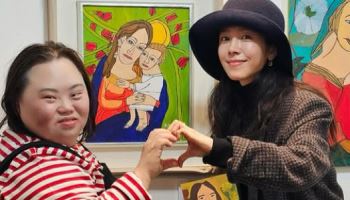 한지민, 정은혜 전시 찾았다…변함없는 우정