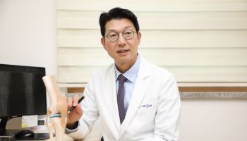 힘찬병원 이정훈 의무원장, 로사로봇 무릎 인공관절수술 500례 돌파
