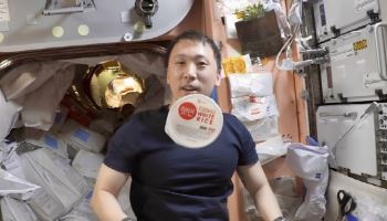 한국계 NASA 비행사 조니 김 “우주 ‘최애’ 식사는 김치·밥”