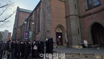 성탄절 맞아 교회·성당 찾은 인파로 명동 '북적''…"소외된 이웃 없이 모두가 행...