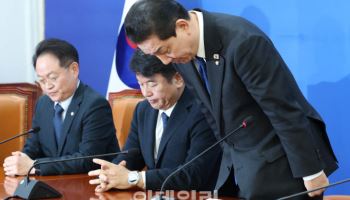 김병기 원내대표, ‘본인의 각종 의혹에 무거운 표정으로 사퇴’