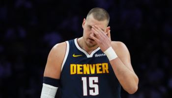 잘 나가던 요키치,  경기 중 무릎 꺾여 교체...부상 장기화 되나