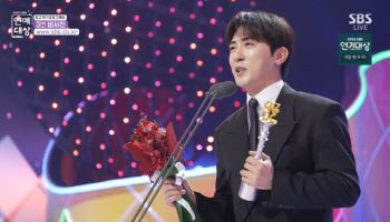 김원훈, 데뷔 10년 만에 신인상 "잘 버텨줘서 주는 상"[SBS 연예대상]