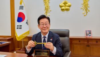 李대통령, 트럼프가 선물한 ‘백악관 황금열쇠’ 공개…“굳건한 동맹 기대”
