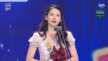 '김승규♡' 김진경, 최우수상 소감 중 임신 발표 "축구 잠깐 쉴 것"[SBS 연예대상]