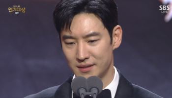 이제훈, 2년 만에 또 '대상'…눈물의 수상소감 [SBS 연기대상]
