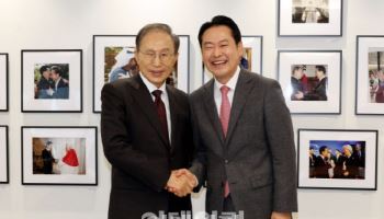 장동혁 만나 이명박 전 대통령 "미래 향한 보수돼야…화합할 때"