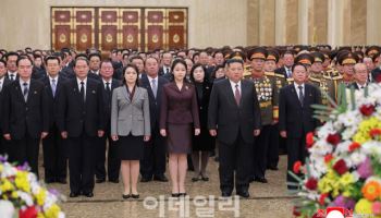 주애, 금수산궁전 참배 '센터' 섰다…北 4대세습 작업 시작?(종합)